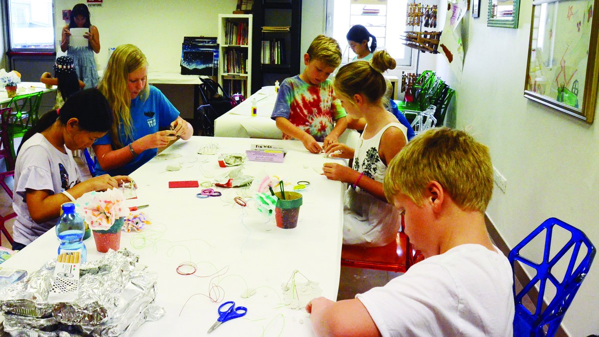 Activité manuelle facile et rapide pour enfants avec papier colle ciseaux et matériel créatif sur une table