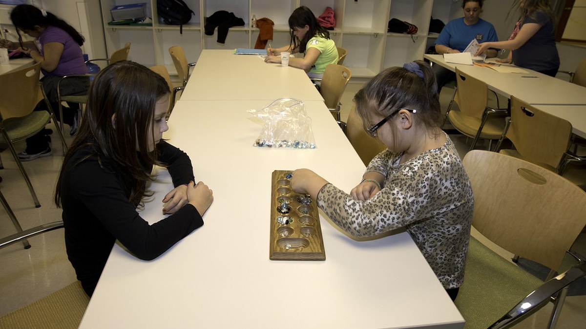 Activités manuelles en maternelle avec des enfants en atelier créatif de classe, papier et matériel scolaire