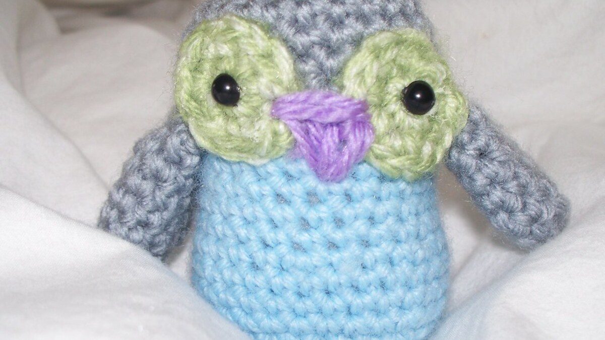 Amigurumi PDF français gratuit avec pelotes et petit personnage crocheté