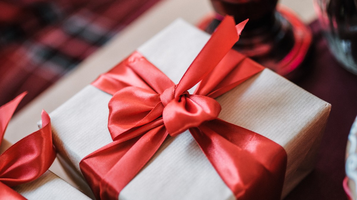 Cadeaux homme personnalisé DIY emballés avec ruban sur une table de loisirs créatifs