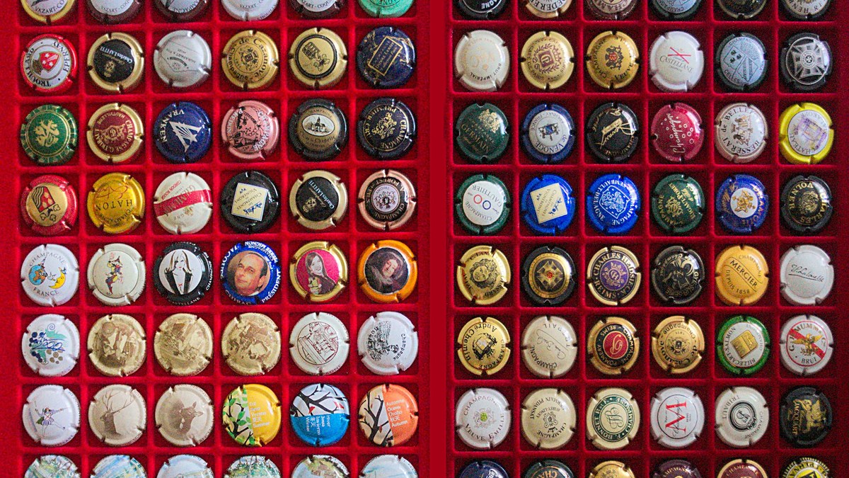 Collection de capsules de champagne et plaques de muselet triées pour rangement et décoration DIY