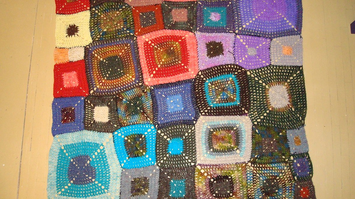 Pelotes de laine et crochet prêts pour suivre un patron crochet gratuit débutant