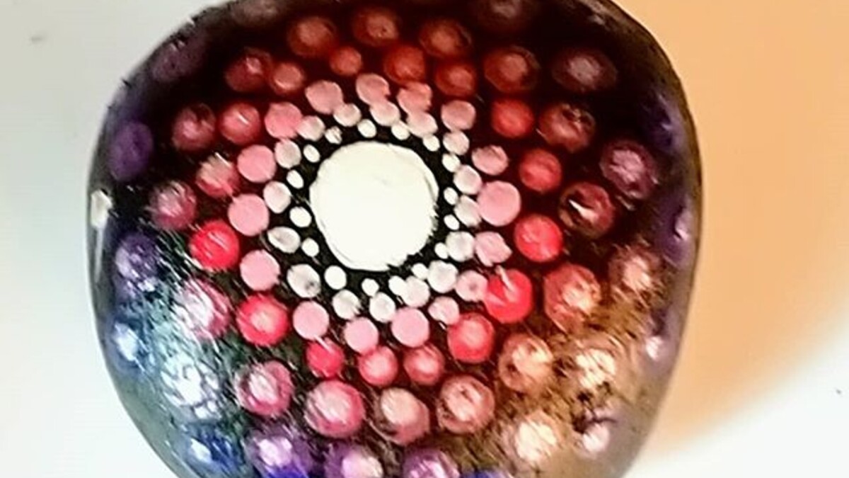 Galets peints colorés pour une activité DIY décoration