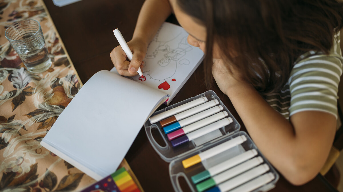 Enfant dessinant avec des feutres pour une activité de dessin de livres facile
