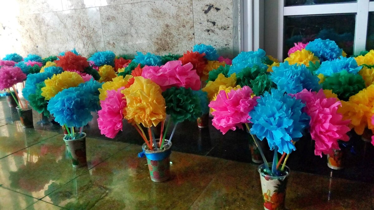Matériel pour activités manuelles avec papier crépon, feuilles colorées et fleurs en papier