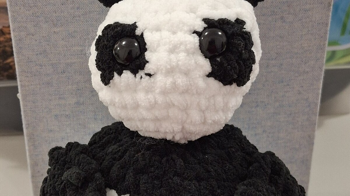 Personnage amigurumi au crochet avec fil et pelotes colorées