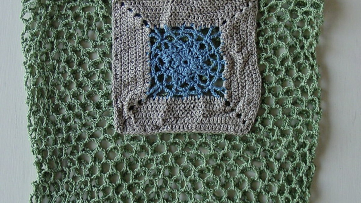 Pochette au crochet faite main, inspiration pour protéger un téléphone