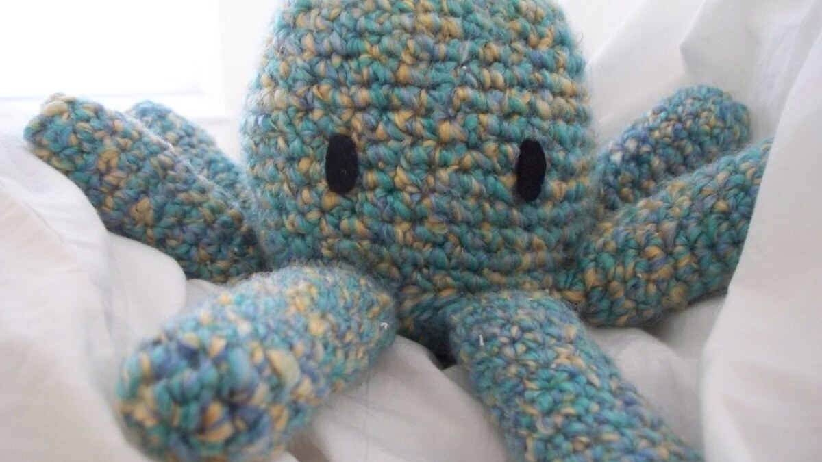 Poulpe au crochet en amigurumi avec laine et patron PDF gratuit