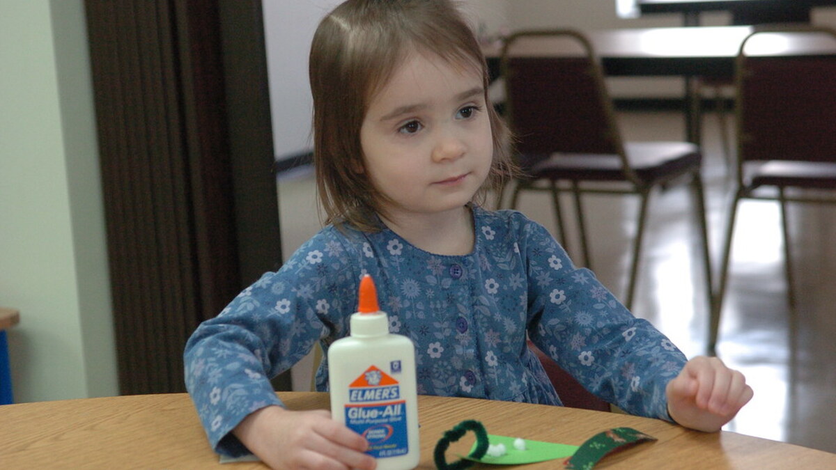 Atelier créatif d’hiver avec des enfants dans un espace intérieur