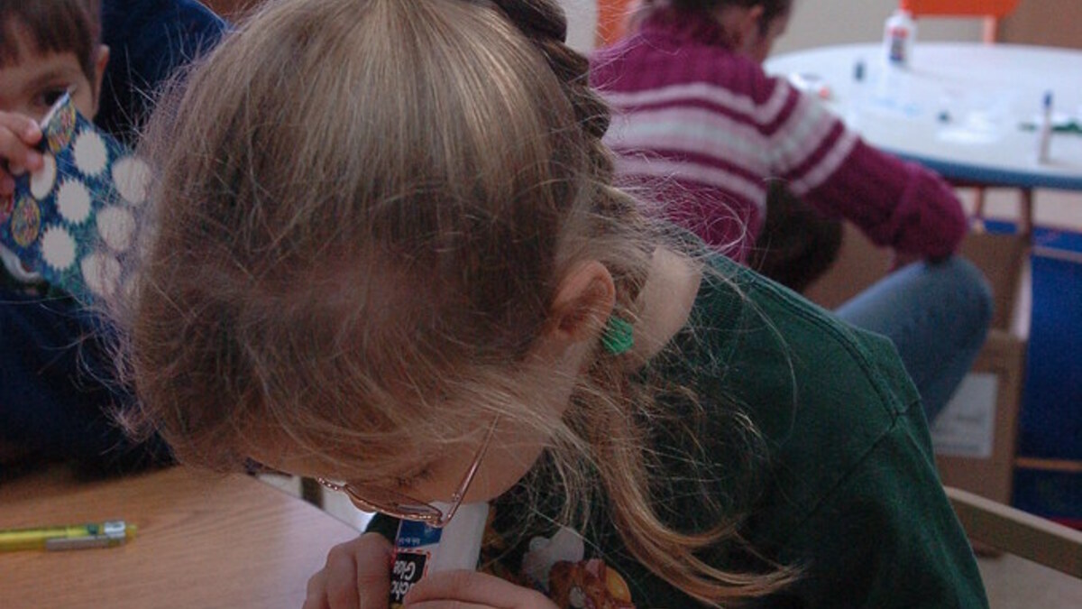 Atelier créatif préparé dans une salle pour une activité manuelle de 3 à 6 ans en centre de loisirs