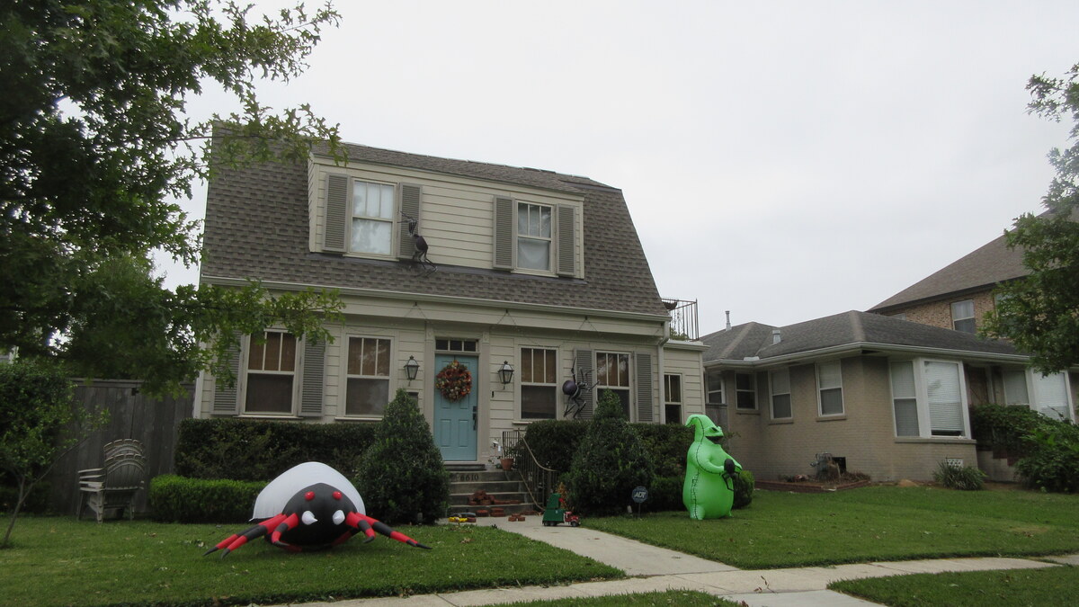 Décoration d’Halloween devant une maison : inspiration pour des idées en T