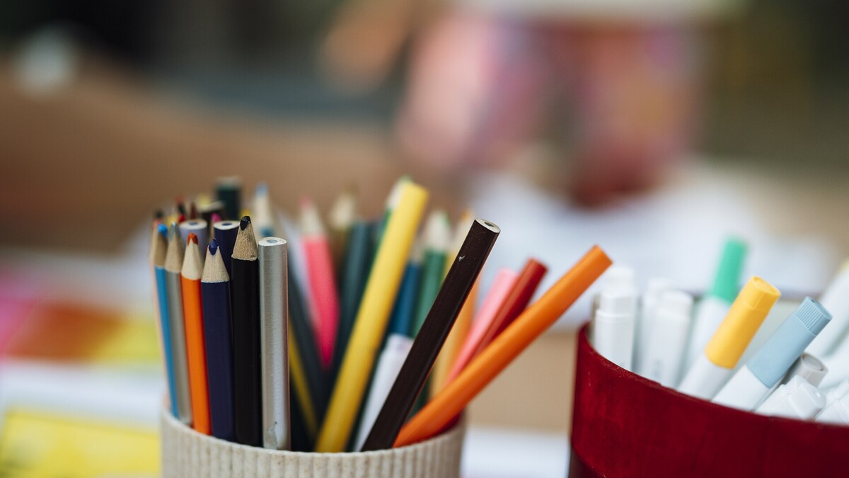 Matériel de dessin coloré sur une table pour réaliser un dessin de chapeau facile