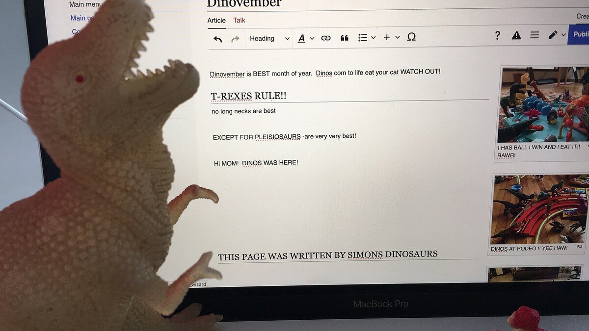 Figurines de dinosaures jouets réunies pour un jeu créatif à la maison