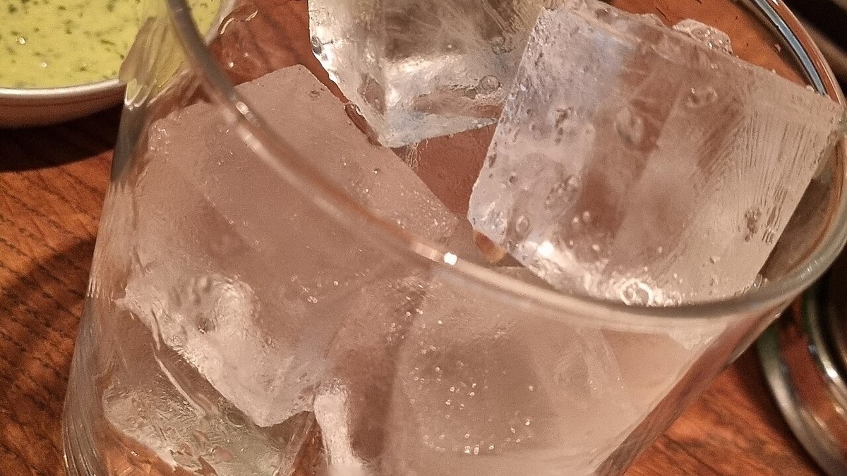 Glaçons transparents illustrant la réponse eau pour une grille de mots fléchés