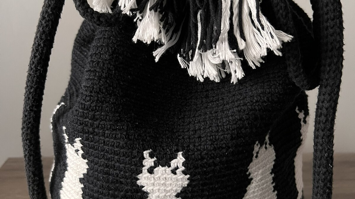 Sac au crochet réalisé en mailles serrées, inspiration pour débutant