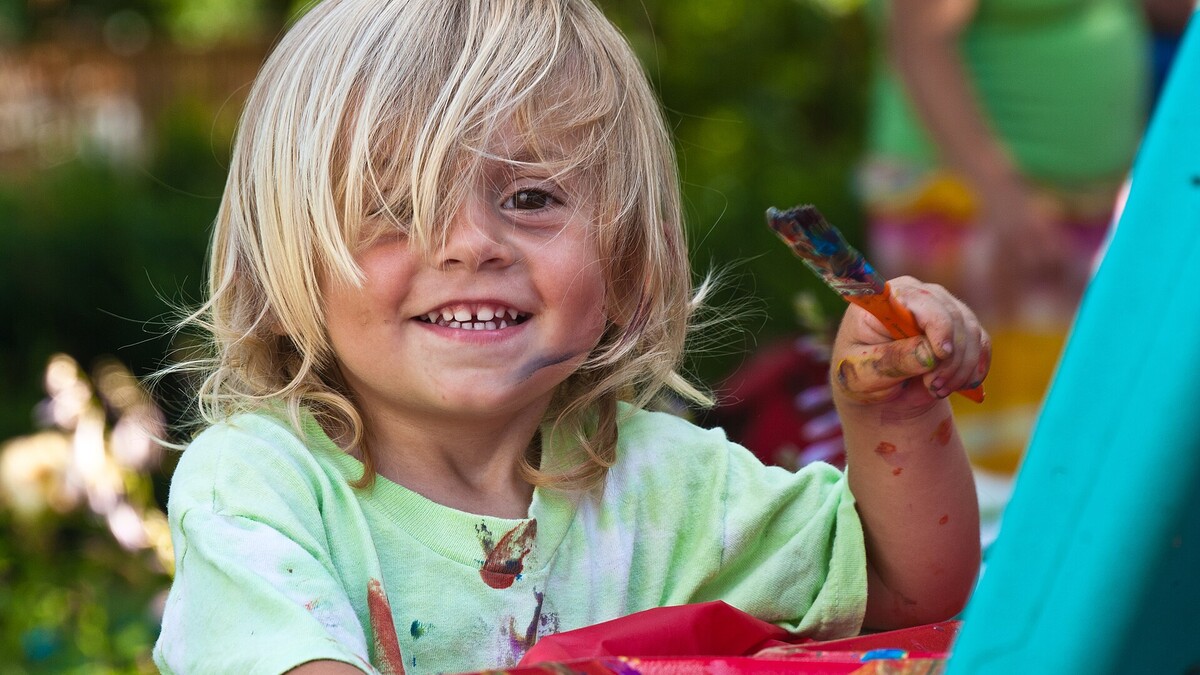 Enfant réalisant une activité de peinture créative
