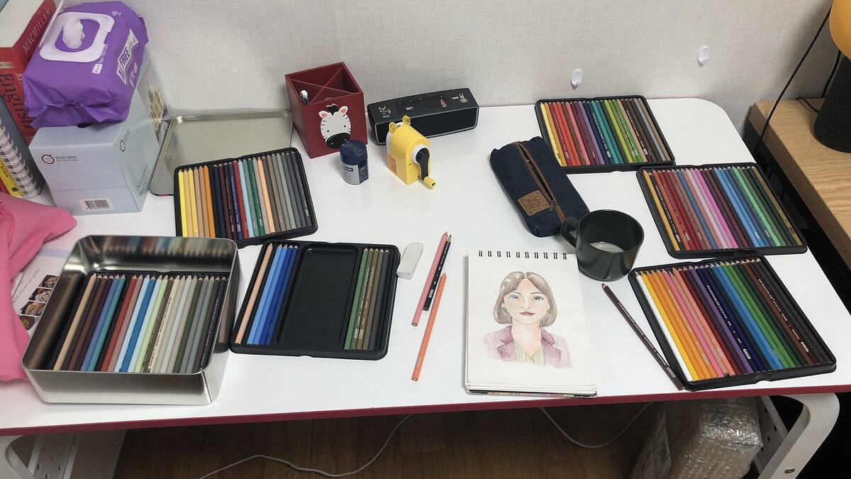 Crayons de couleur et dessin pour une activité de pixel art Spiderman facile