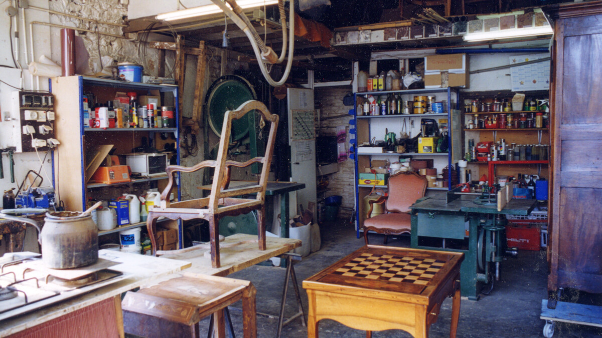 Atelier et mobilier en cours de restauration pour recycler un meuble