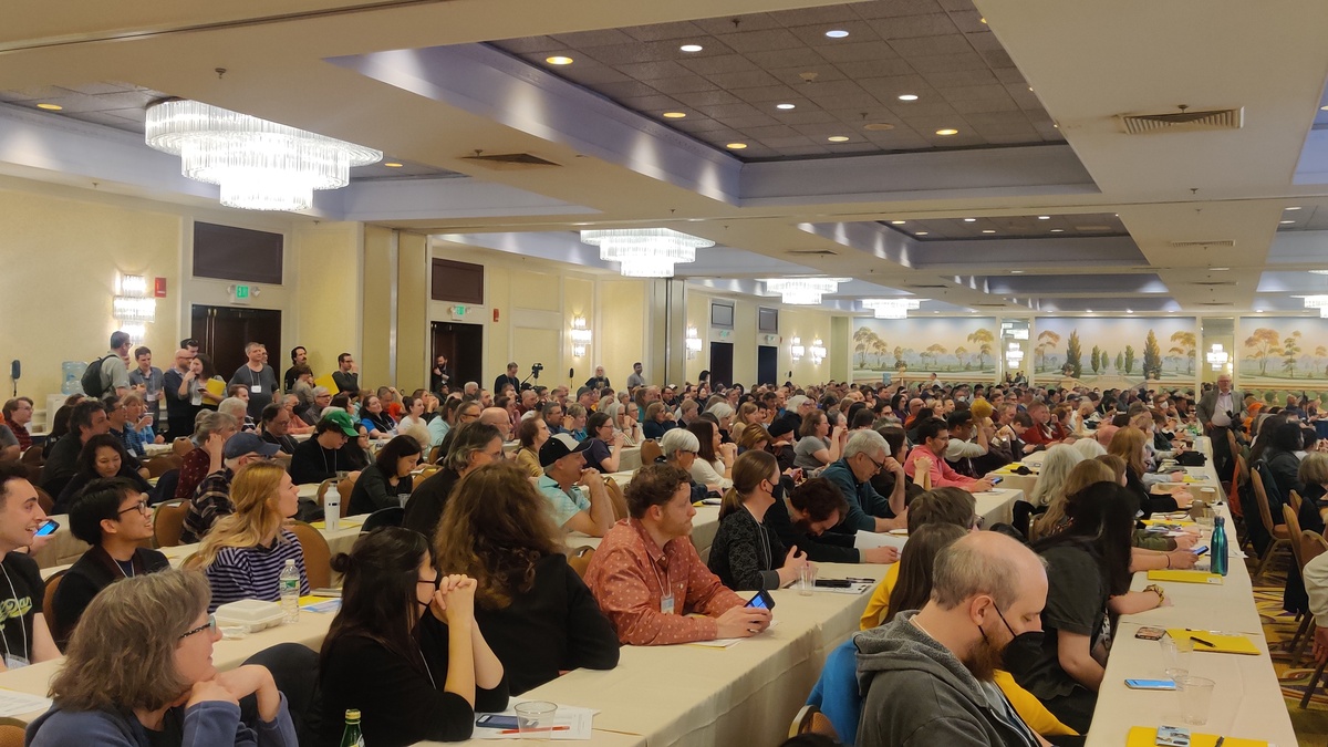 Joueurs concentrés sur une grille de mots croisés pendant un tournoi