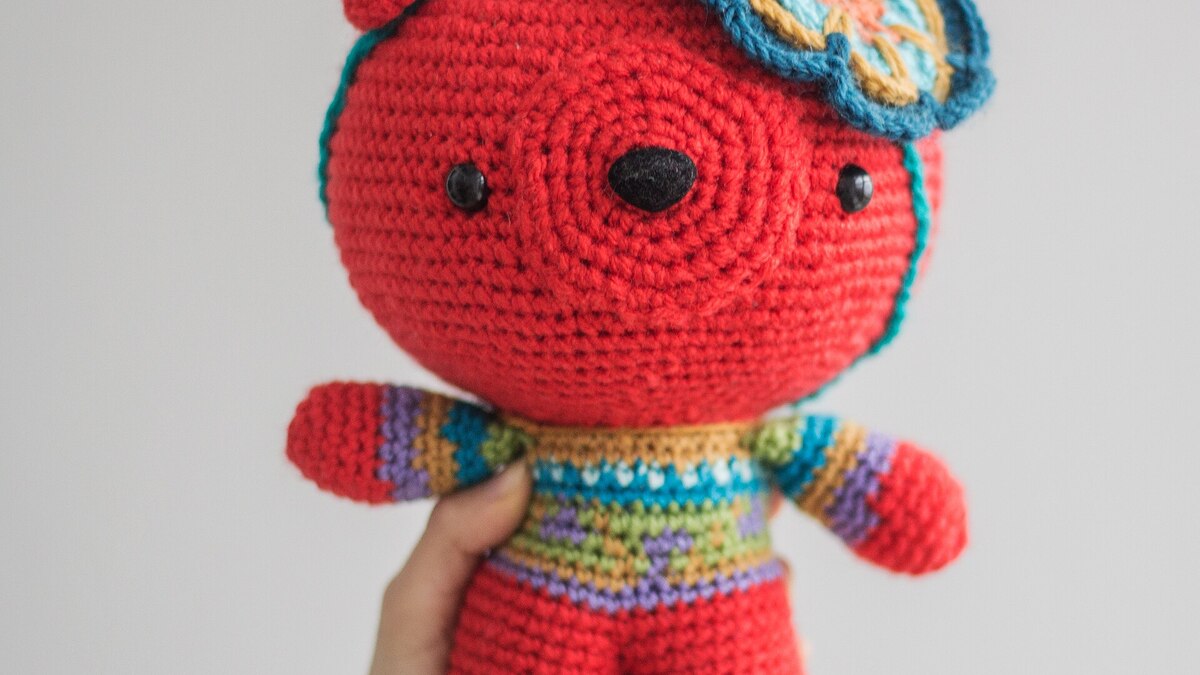 Ourson amigurumi au crochet avec yeux ronds, exemple de finition de figurine